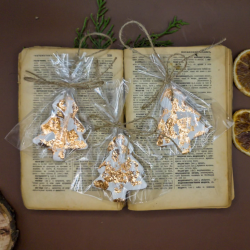 Ръчно изработен коледен орнамент „Елха“ с позлата, опакован със сушен портокал и канап