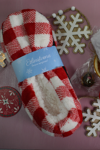 Пухкави пантофи на каре в червено и бяло