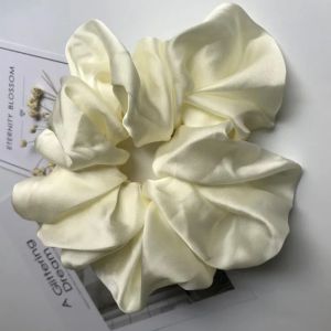 Скрънчи за коса в млечнобял цвят