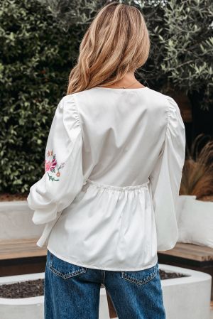 Дамска блуза в бяло със свободна кройка, флорална бродерия и връзки