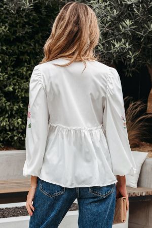Дамска блуза в бяло със свободна кройка, флорална бродерия и връзки