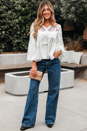 Дамска блуза в бяло със свободна кройка, флорална бродерия и връзки