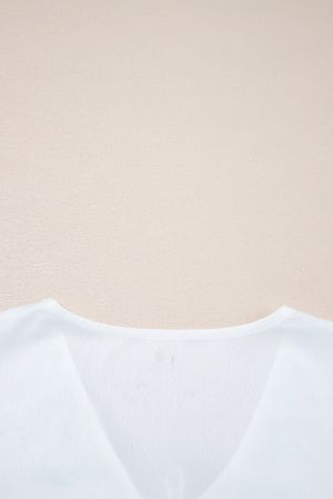 Дамска блуза в бяло със свободна кройка, флорална бродерия и връзки