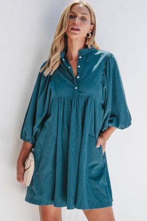 Дамска рокля от синьо кадифе с буфан ръкави и копчета