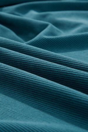 Дамска рокля от синьо кадифе с буфан ръкави и копчета