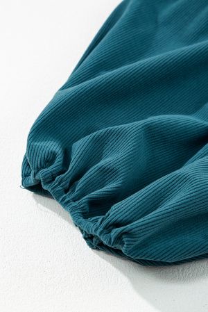 Дамска рокля от синьо кадифе с буфан ръкави и копчета