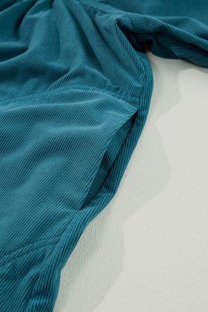 Дамска рокля от синьо кадифе с буфан ръкави и копчета