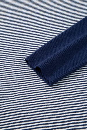 Дамски уголемен пуловер на райе в синьо