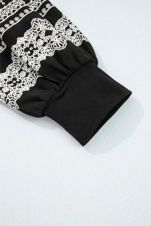 Дамска черна блуза с райета и дантелен акцент по ръкавите