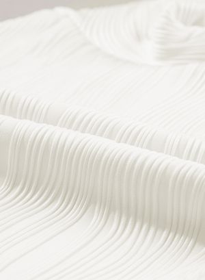 Дамска блуза в бяло с дълъг ръкав и ефектна текстура