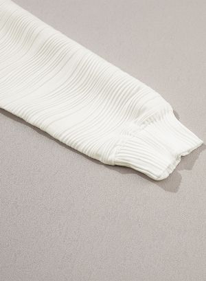 Дамска блуза в бяло с дълъг ръкав и ефектна текстура