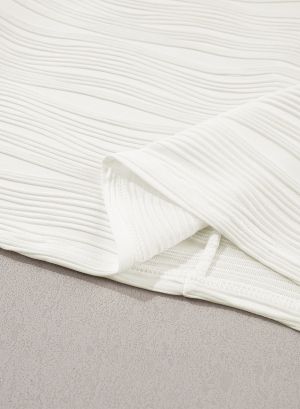 Дамска блуза в бяло с дълъг ръкав и ефектна текстура