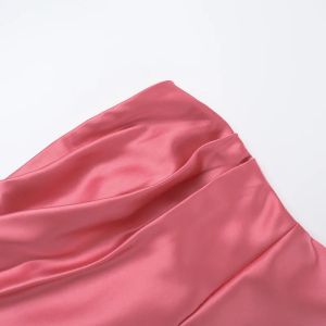 Дамска розова сатенена дълга рокля без презрамки