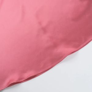 Дамска розова сатенена дълга рокля без презрамки