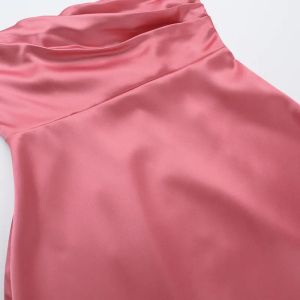 Дамска розова сатенена дълга рокля без презрамки