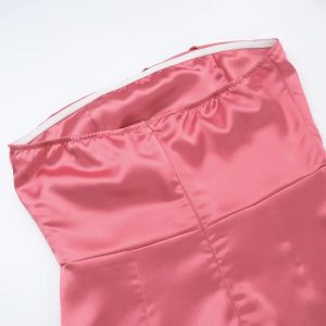 Дамска розова сатенена дълга рокля без презрамки