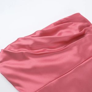 Дамска розова сатенена дълга рокля без презрамки