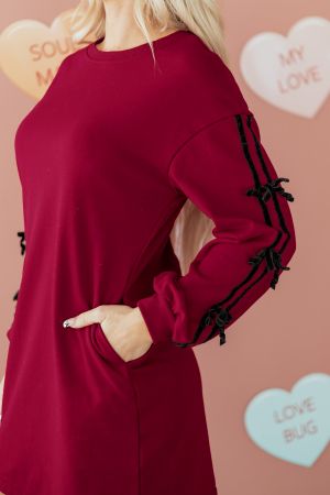 Дамска рокля в цвят бордо с джобове и ефектни панделки по ръкавите