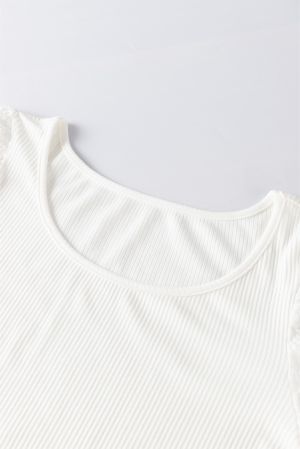 Дамска блуза в бяло с ефектни бухнали ръкави на цветя