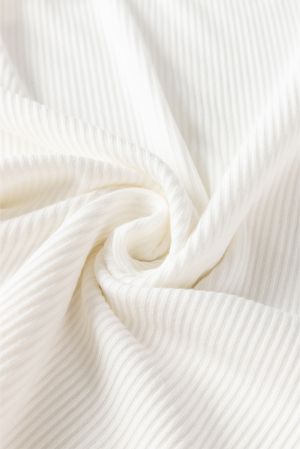 Дамска блуза в бяло с ефектни бухнали ръкави на цветя