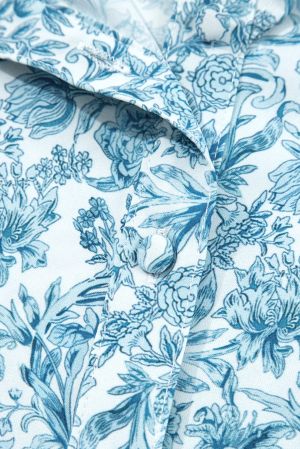 Дамска светлосиня риза с флорален принт и обемни ръкави