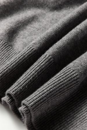 Дамски сив пуловер с бродирани детайли и златисти копчета