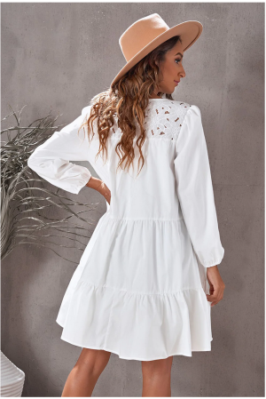 Дамска рокля в бяло с дълъг ръкав и бродерия