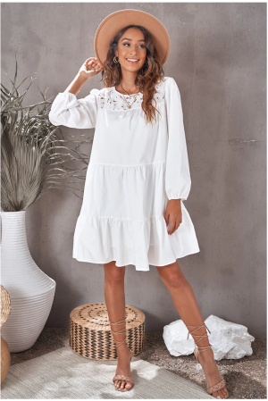 Дамска рокля в бяло с дълъг ръкав и бродерия
