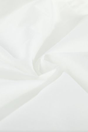 Дамска рокля в бяло с дълъг ръкав и бродерия