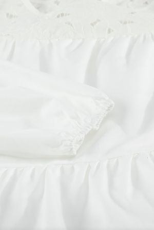 Дамска рокля в бяло с дълъг ръкав и бродерия