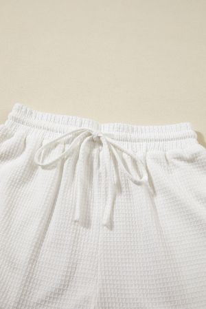 Дамски комплект в бяло, тениска и къси панталони