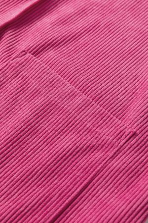 близък план на розова кадифена рокля