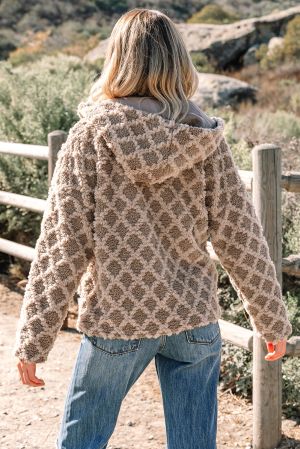 бежово пухкаво яке изглед отзад