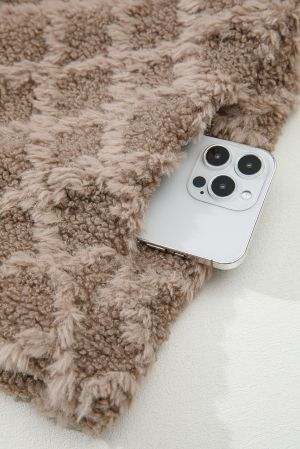 Дамско пухкаво бежово яке с качулка и цип