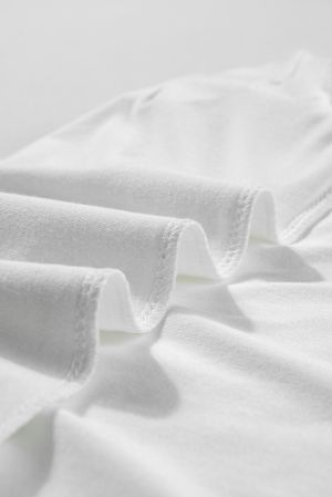 Дамска блуза в бяло с къси ръкави с бродерия