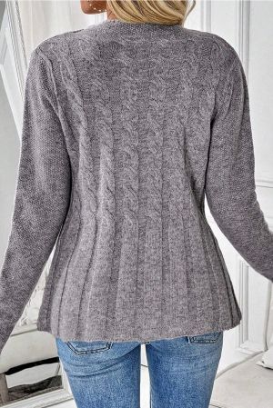 Дамска сива плетена жилетка с копчета и релефна плетка